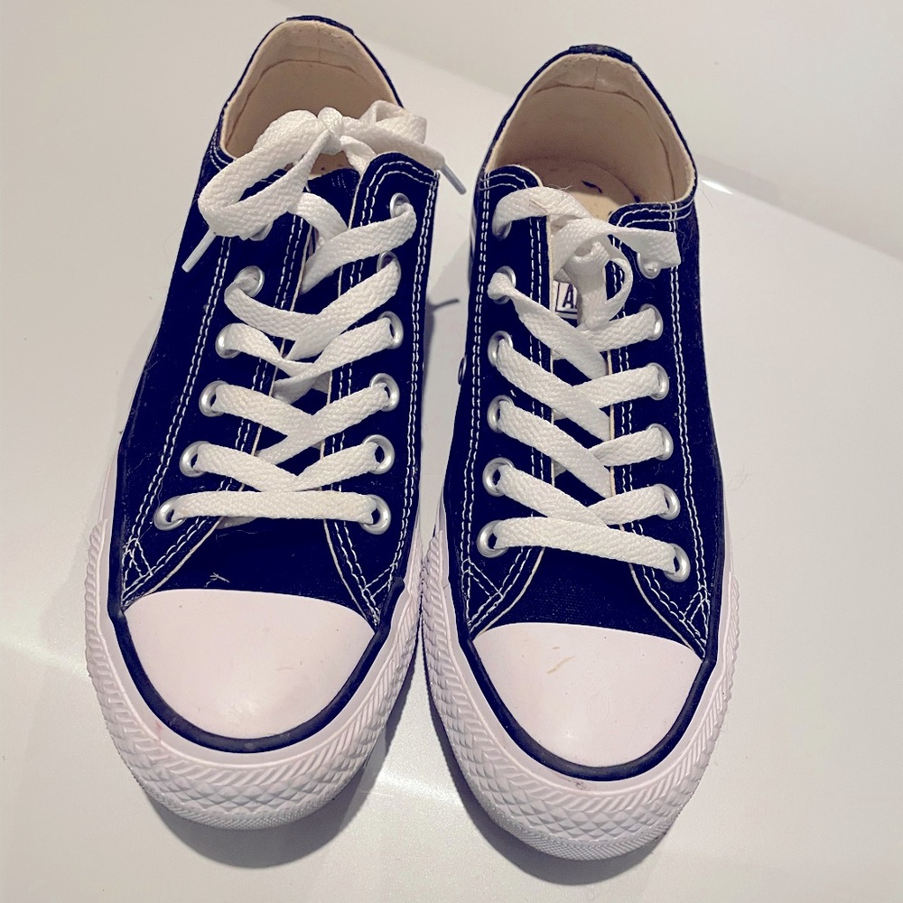 Womens all star converse sneakers- size 6.5 (fits like 7)